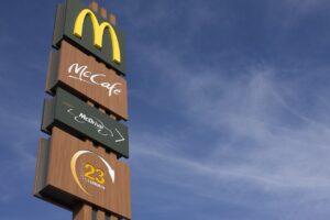 Le fameux Big Tasty de McDonald’s est au cœur d’une polémique sur la « shrinkflation », un sujet qui touche à la transparence et à la responsabilité des grandes marques de restauration rapide.