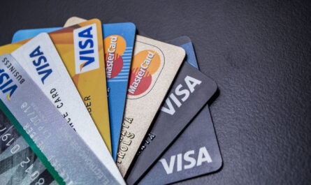 Les deux géants du paiement par carte, Visa et Mastercard, pourraient annoncer une augmentation des frais pour les commerçants. Cette hausse, qui concerne principalement les achats en ligne, risque de coûter aux commerçants plusieurs centaines…