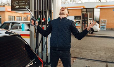 Le plein d’essence coûte un peu plus cher cette deuxième semaine du mois de mars 2024 selon les données du ministère de la Transition écologique. Et la question se pose : le seuil symbolique des deux…