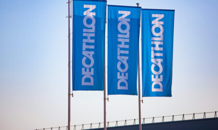 Decathlon a dévoilé, mardi 12 mars 2024, son nouveau plan stratégique. Premier logo, suppression de plusieurs dizaines de marques... la deuxième enseigne préférée des Français, derrière Action, se métamorphose complètement.