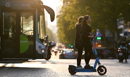 Sur deux roues, mais pas hors la loi ! Par un arrêté publié au Journal Officiel le 23 mars 2024, le quotidien des adeptes de trottinettes électriques change. Ils sont désormais soumis aux mêmes règles que…