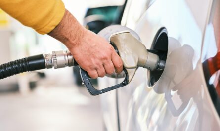 Face à une montée en flèche des prix des carburants, l’association "40 millions d’automobilistes" se mobilise. Avec une pétition pressant le gouvernement d'agir contre cette envolée, elle propose un plafonnement audacieux : maintenir le prix du…
