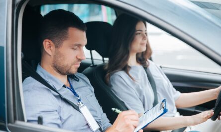 Le financement du permis de conduire via le Compte Personnel de Formation (CPF) a vu le gouvernement changer plusieurs fois d’avis, restreignant les possibilités pour les Français. Les nouvelles réglementations visent à réduire les coûts…