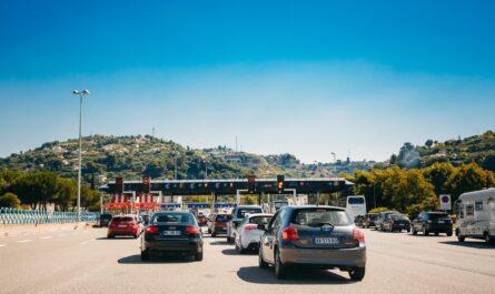 Le télépéage est une solution pratique et moderne pour simplifier vos trajets sur autoroute, particulièrement en période de vacances ou de déplacement professionnel. Cette technologie permet de passer les péages sans s’arrêter, offrant ainsi un…