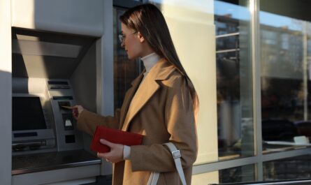 Un malware nommé « EU ATM Malware » attaque les distributeurs automatiques de billets (DAB) en Europe. Plus de la moitié d'entre eux serait compromise selon nos confrères de Clubic.