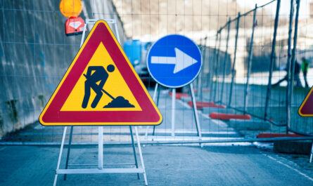 Lorsque vous entreprenez des travaux de construction, de rénovation ou de démolition, la signalisation de votre chantier ne se résume pas à une simple formalité. C'est une obligation légale, et pour cette raison, il vaut…