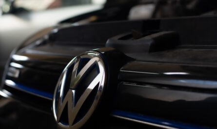 Bonne nouvelle pour le marché des voitures électriques : le constructeur automobile allemand, Volkswagen, a annoncé, mardi 28 mai 2024, qu'il allait lancer un modèle abordable, proche des 20 000 euros.