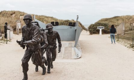 Le 80e anniversaire du Débarquement en Normandie attire un nombre record de touristes dans la Manche.