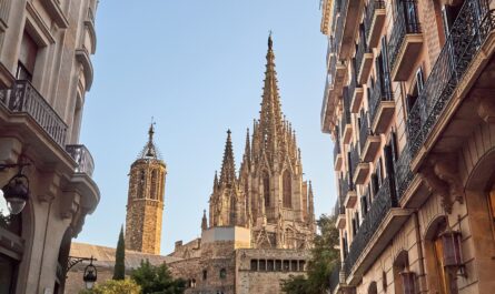 Vous aviez prévu d’acheter un appartement à Barcelone pour le mettre en location sur la plateforme Airbnb ou ses sites concurrents ? Mauvaise nouvelle : ce ne sera pas possible. Et oubliez également les vacances pas chères…