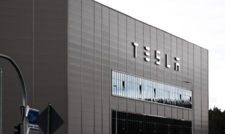 Tesla, le leader mondial des voitures électriques, a annoncé une suspension temporaire de sa production à la Gigafactory en Allemagne.
