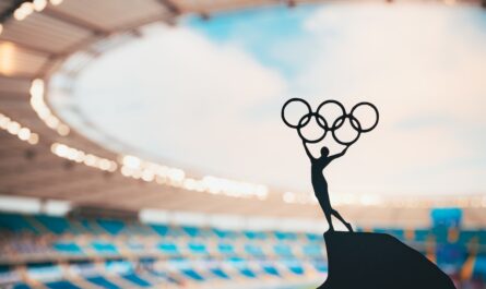 En préparation des Jeux Olympiques de Paris 2024, la maire Anne Hidalgo, animée par des aspirations écologiques, avait indiqué que les chambres du village olympique ne disposeraient pas de climatiseurs. Que nenni pour les délégations…