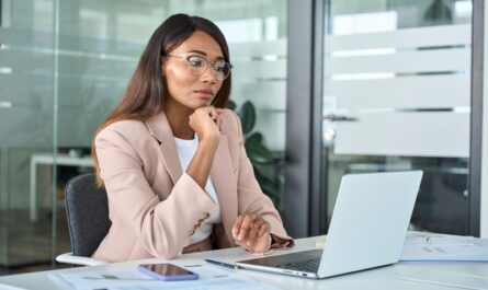 Les jeunes Français affichent des attentes de plus en plus exigeantes vis-à-vis de leurs banques, incitant les députés à adopter des mesures pour mieux répondre à leurs besoins numériques et financiers.