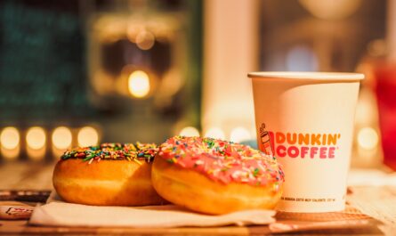 L'année 2025 s'annonce exceptionnelle pour les amateurs de gourmandises en France. Dunkin' Donuts, le géant américain des donuts et du café, va faire son entrée sur le territoire français. De quoi potentiellement changer les habitudes…