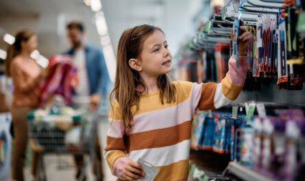 Le ministère de l’Education nationale a émis des recommandations pour limiter et simplifier la liste des fournitures scolaires afin de prendre en compte le coût financier et le poids du cartable pour les élèves. Des…