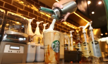 Le 9 septembre 2024 marquera une nouvelle ère pour Starbucks avec l’arrivée de Brian Niccol à la tête de l’entreprise. Pourtant, avant même son entrée en fonction, le nouveau PDG se retrouve déjà au cœur…