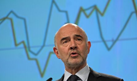 « Un pays trop endetté est un pays impuissant ! » Pierre Moscovici, premier président de la Cour des comptes, tire la sonnette d'alarme sur la situation financière de la France dans un entretien au Parisien dimanche 7 septembre 2024. Avec une dette publique qui dépasse 3 100 milliards d'euros, et un déficit public qui pourrait atteindre le 5,6% de son PIB en 2024, et même 6,2% en 2025 , la France fonce droit dans le mur.  Le premier précisant de la Cour des comptes est catégorique : « Nous devons impérativement maîtriser notre dette, sans quoi notre situation budgétaire, déjà sérieuse, pourrait devenir dangereuse. Un pays trop endetté est un pays impuissant ! » . Il insiste sur l'urgence de présenter un budget crédible et complet, plutôt qu'une simple architecture à dépense constante. « Cela ne réduirait pas suffisamment les déficits, et la qualité de la dépense publique ne serait pas améliorée », a-t-il martelé au Parisien . Face à cette urgence, Pierre Moscovici recommande de prendre quelques jours de plus pour déposer un projet de loi de finances 2025 sérieux, même si cela signifie le remettre une à deux semaines après le 2 octobre 2024, soit après la date limite. Après, il sera trop tard : « les textes prévoient, et c’est un impératif démocratique, qu’il y ait 70 jours de débat au Parlement » précise-t-il. Il appelle à une véritable rupture budgétaire et estime que la loi de programmation des finances publiques, qui vise à ramener le déficit à 3 % en 2027, est « caduque » . Pour atteindre cet objectif comme le souligne le premier président de la Cour des comptes, il faudrait réaliser une centaine de milliards d'euros d'économies en trois ans, ce qui, selon lui, est « brutal, difficilement faisable politiquement, peu acceptable socialement et économiquement guère cohérent ».   Un débat fiscal inévitable Sur la question de la fiscalité, Pierre Moscovici adopte un ton franc : « le débat fiscal ne doit et ne peut pas être tabou ». Il reconnaît que la hausse des impôts n'est pas souhaitable, mais pourrait être nécessaire, tout en reconnaissant que ceux-ci asphyxient déjà les classes populaires et moyennes. « On peut faire des économies intelligentes, qui ne dégradent pas les services publics », assure-t-il. Le premier président de la Cour des Comptes appelle en effet le prochain gouvernement à cibler les prochaines coupes budgétaires , évoquant notamment les contrats d'apprentissage. Enfin, Pierre Moscovici, comme une mise en garde à destination des parlementaires, a tenu à souligner les conséquences qu'un rejet du projet de loi de finances 2025 pourrait provoquer. Sans budget, la France pourrait se retrouver en situation de « shutdown », c'est-à-dire être complètement paralysée dans ses activités : « le gouvernement demande d’urgence au Parlement l’autorisation de percevoir les impôts et ouvre par décret les crédits se rapportant aux services votés » Les prestations sociales (telle que la CAF ou l'Affection de longue durée (ALD)) ne seraient plus distribuées, les fonctionnaires ne seraient plus payés », avertit-il.  « Le gouvernement (pourra néanmoins) demander d’urgence au Parlement l’autorisation de percevoir les impôts et ouvre par décret les crédits se rapportant aux services votés » précise Pierre Moscovici.  