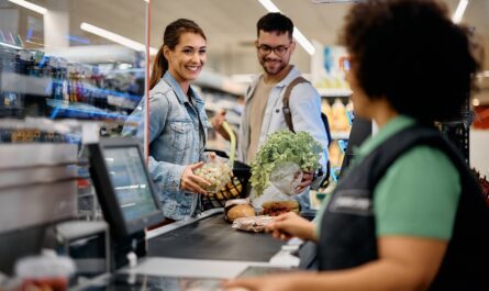 Inflation : évolution générale des prix à la consommation En août 2024, les prix à la consommation ont augmenté de 0,5% par rapport à juillet 2024, après une hausse de 0,2% en juillet sur un mois. Cette augmentation mensuelle s'explique principalement par la fin des soldes d'été, entraînant un rebond des prix des produits manufacturés, notamment ceux de l’habillement et des chaussures, qui ont augmenté de 6,2% en août après une chute de 10,7% en juillet. Sur un an, l'inflation atteint 1,8%, une baisse par rapport aux mois précédents, largement alimentée par le ralentissement des prix de l’énergie. À noter que l'inflation sous-jacente (hors produits volatils comme l'énergie) s'élève à 1,7% , traduisant une légère accélération par rapport aux 1,5% observés en juillet. L’INSEE, lors de la publication de l’inflation provisoire, signalait 1,9% sur un an pour août 2024. Finalement, l’inflation a été même moins élevée qu’attendu. Fort ralentissement des prix de l’énergie Le facteur principal expliquant la baisse de l'inflation en août est le ralentissement des prix de l’énergie. Sur un an, les prix de l’énergie n’ont augmenté que de 0,4%, après un bond de 8,5% en juillet. Ce ralentissement est notamment dû à une baisse significative des prix des produits pétroliers, qui ont chuté de 8,2% sur un an. Cette baisse des prix pétroliers a été particulièrement marquée dans le gazole (–9,6% ) et l'essence (–6,9% ). Le prix de l’électricité, bien qu’ayant ralenti, continue de croître (+10,5%), mais cette augmentation est nettement plus faible que celle de 19,5% observée en juillet. Ce ralentissement est principalement dû à un effet de base lié à l’augmentation des tarifs réglementés de l’électricité en août 2023. Dynamique des prix des services et des produits alimentaires Les prix des services, quant à eux, continuent de progresser à un rythme soutenu, avec une hausse de 3,0% sur un an, après 2,6% en juillet. L’accélération des prix des services de transport (+4,5%) et des assurances (+7,9%) en est la principale cause. Du côté des produits alimentaires, les prix ont augmenté de manière modeste, avec une hausse de 0,5% sur un an. Les produits frais, en particulier, ont vu leurs prix augmenter de 2,7% , contrastant avec la stabilité observée dans le reste de l'alimentation (+0,1%).