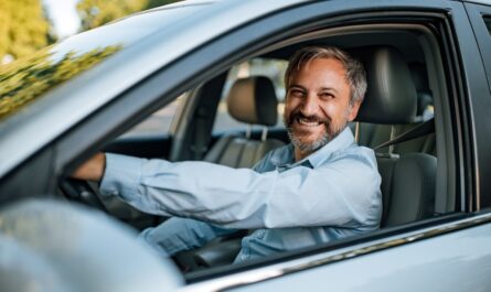 Bientôt le triplement du prix du stationnement à Paris Le 1ᵉʳ octobre 2024, la ville de Paris, sous la houlette d'Anne Hidalgo, introduira une nouvelle grille tarifaire de stationnement pour les automobilistes. Ayant fait grand bruit et provoquant l'ire des non-résidents parisiens, celle-ci vise principalement les SUV et véhicules lourds. Résultat, la mairie de Paris a revu sa copie : les propriétaires de véhicules de plus de 2 tonnes, et non plus de 1,6 tonne, paieront trois fois plus cher leur stationnement à Paris . Ces derniers devront désormais payer jusqu’à 18 euros de l’heure dans les 11 premiers arrondissements de la capitale, contre 6 euros auparavant. La hausse sera plus modérée dans les arrondissements du 12e au 20e, où le prix passera de 4 à 12 euros l'heure. Cette mesure cible spécifiquement les voitures thermiques et les véhicules lourds, accusés de polluer davantage et d’abîmer les infrastructures routières de la ville en raison de leur poids. La maire de Paris, Anne Hidalgo, a ainsi justifié cette réforme en arguant que celle-ci permettrait de « réduire l'impact écologique des véhicules les plus polluants ».   Une exemption pour certains véhicules hybrides Initialement concernés par cette hausse, les véhicules hybrides et électriques, pesant moins de deux tonnes seront finalement exemptés de la nouvelle grille tarifaire. Une information qui a été dévoilée par nos confrères de RTL, et qui a depuis été confirmée par la mairie de Paris . Cette décision est survenue après des retours de nombreuses familles parisiennes, expliquant que « 80 % des véhicules hybrides auraient été touchés par cette mesure », selon la mairie de Paris. Cette dernière en a conclu que ces modèles hybrides, bien que plus lourds à cause de leur double motorisation, émettent moins de carbone et ont donc bénéficié d’une révision des critères. Cette adaptation, annoncée par la mairie de Paris, vise selon ses mots à « simplifier le dispositif et à mieux protéger les familles ». Beaucoup d'entre elles en effet, ont opté pour des véhicules hybrides ou électriques, jugés plus écologiques, sans prendre en compte leur surpoids, et se seraient ainsi retrouvées piégées par cette mesure. Les voitures électriques, bien que reconnues comme un moyen de mobilité décarboné, ne seront en revanche pas exemptées.