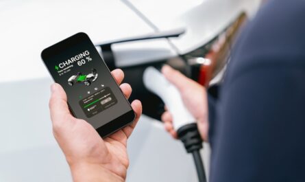 Voiture électrique : la non-utilisation du pilotage de la recharge pourrait faire sauter le réseau national Selon les résultats de l'enquête d'Enedis menée sur 1 000 propriétaires de voitures électriques et hybrides : seuls un tiers (32 %) d'entre eux ont l'habitude d'utiliser le pilotage de recharge de leur véhicule. Enedis tire la sonnette d'alarme : le non-utilisation du pilotage de recharge augmenterait drastiquement le risque de saturation du réseau électrique national. Le gestionnaire du réseau électrique français souligne l'importance de ce dispositif : le segment de ces véhicules s'il ne représente que 5 % du parc automobile français, s'élève tout de même à près de 2 millions de véhicules (1,89 million de véhicules électriques et hybrides en circulation en 2024). Enedis rappelle en effet que le pilotage permettrait d’éviter de surcharger le réseau aux heures de pointe, et plus particulièrement entre 18 h et 20 h . Or, comme l'indique son enquête, près de 9 propriétaires sur 10 (86 %) rechargent leur véhicule à leur domicile : 60 % le font tous les 2 à 3 jours, et un quart, tous les jours. À ce moment-là, la demande d’électricité est déjà très forte à cause de l’utilisation simultanée d’appareils électroménagers, de l’éclairage ou encore du chauffage. Avec une durée de recharge moyenne de 9 heures, si trop de véhicules se rechargent en même temps, cela risque de créer des pics de consommation, et par conséquent, de créer des coupures de courant dans certaines zones.   Des possibilités de faire de belles économies « Les modèles électriques aujourd'hui sur le marché permettent tous la programmation horaire dans le véhicule ou via une application smartphone », martèle Clément Molizon, de l'Avere-France, auprès de l'UFC-Que Choisir. Enedis souligne par ailleurs que, hormis, les risques pour le réseau électrique, la méconnaissance du pilotage de recharge représente également un manque à gagner pour les propriétaires de voitures électriques ou hybrides, ces derniers ne profitant pas des tarifs plus avantageux proposés lors des heures creuses. Cette méconnaissance n'est néanmoins pas due aux propriétaires eux-mêmes. Enedis pointe du doigt le fait que huit utilisateurs sur dix déclarent ne pas avoir été correctement informés par l'électricien qui a installé leur borne sur les possibilités de pilotage de recharge. Pis, selon l'étude, 20 % des conducteurs ne savent pas comment piloter leur recharge, et 6 % ignorent même son existence. En conséquence, Enedis appelle à renforcer la pédagogie autour du pilotage de la recharge. Un aspect qui deviendra « nécessaire à moyen terme » pour éviter une surcharge du réseau et des investissements coûteux, averti le gestionnaire du réseau.    