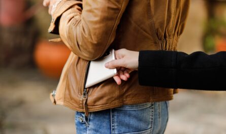 C'est la bonne nouvelle du jour : Google a officiellement commencé le déploiement de son nouveau système anti-vol dédié aux smartphones Android ! Les pickpockets n'auront bientôt aucune raison de voler votre téléphone.