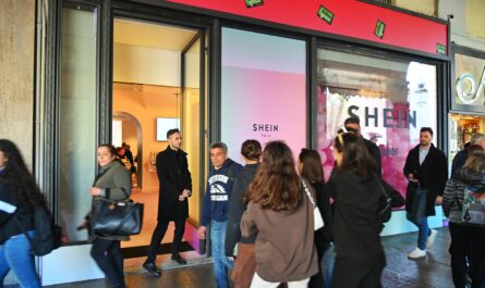 Le géant chinois de la fast-fashion, Shein, inaugure ce mardi 30 octobre 2024 une boutique éphémère au cœur de Marseille, au World Trade Center, à deux pas du Vieux-Port. L'événement, qui attire l'attention des consommateurs…