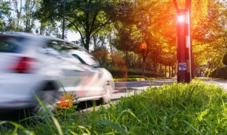 Depuis 2018, la France a déployé des voitures radars opérées par des entreprises privées, marquant un tournant controversé dans le contrôle routier. Ces véhicules discrets, présents dans 55 départements, sont conçus pour détecter les excès…