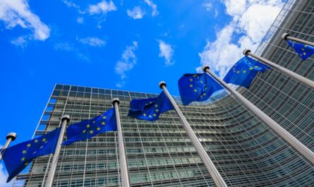 L’Union européenne devait imposer dès le 1er avril des droits de douane supplémentaires sur plusieurs produits américains en réponse aux taxes décidées par Donald Trump. Mais Bruxelles reporte finalement l’entrée en vigueur de ses sanctions…