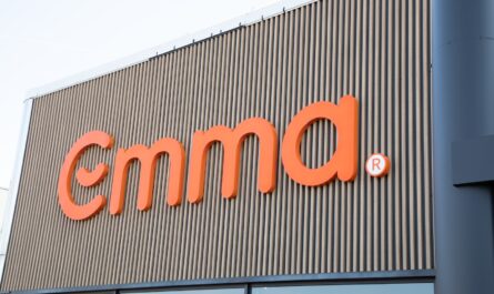Une affaire commerciale apparemment banale. Deux marques de matelas, une lutte silencieuse sur le web, quelques codes promo. Et pourtant, au cœur de cette rivalité, une décision judiciaire fracassante qui pourrait bouleverser l’ensemble du secteur.…