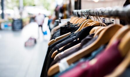 Crise. Les boutiques ferment, les chiffres s’effondrent, les clients fuient. Si certaines grandes enseignes de prêt-à-porter parviennent encore, du moins tant que faire se peut, à garder la tête hors de l’eau, les commerçants indépendants,…