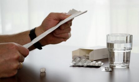 Un geste simple, familier, presque machinal : déplier la notice d’un médicament. Et pourtant, ce geste pourrait bien appartenir au passé si Bruxelles poursuit ses ambitions numériques.