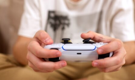 À son lancement en 2020, elle coûtait 400 euros. Aujourd’hui, la version numérique de la PS5 s'affiche à 499,99 euros. Une progression de 25 % en moins de cinq ans… et toujours aucune mise à jour…