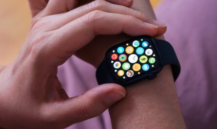 Un changement de rythme cardiaque, une notification, un doute. Quand la technologie intercepte l’invisible, la vigilance peut devenir décisive. En Nouvelle-Zélande, une montre connectée Apple Watch a déclenché bien plus qu’une simple alerte.