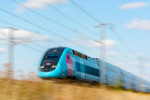 Cela fait 10 ans que la SNCF a lancé son offre de train low cost OUIGO ! Pour marquer le coup, elle a décidé de lancer une vente exceptionnelle de 100.000 billets à 10 euros…