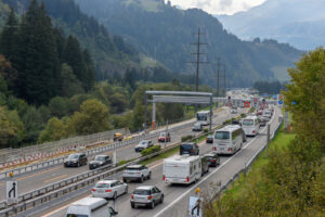 L'un des principaux axes routiers reliant le nord au sud de la Suisse, le tunnel du Gothard, a été fermé indéfiniment. Cette décision, prise à la suite de la découverte d'une fissure au plafond, a…
