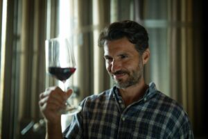 Le vignoble français redevient le premier producteur de vin au monde en 2023, reprenant le flambeau de leader mondial italien dans un secteur viticole en grande difficulté.