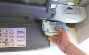 En 2023, la France a connu la suppression de plus de 2000 distributeurs automatiques de billets (DAB), marquant la plus forte baisse de ces dernières années. Cette réduction soulève des questions cruciales sur l'accessibilité des…