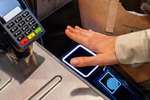 Carrefour s’apprête à changer le paiement en magasin avec une nouvelle technologie biométrique : la reconnaissance palmaire. Ce projet novateur, qui sera testé fin juillet 2024 dans un magasin de la Capitale, promet d'améliorer l'expérience d'achat…