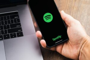 Spotify, leader du streaming musical, se prépare à lancer un nouvel abonnement Deluxe. Ce dernier promet une qualité audio HiFi et plusieurs fonctionnalités exclusives, mais à un coût bien supérieur aux offres actuelles. Alors que…