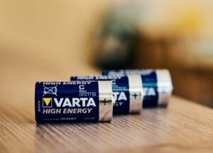 Le titre de Varta, géant allemand des batteries, subit ce lundi 22 juillet 2024 une descente aux enfers. Alors que l’entreprise, autrefois florissante, fait face à une crise profonde, la panique s'empare des investisseurs. Avec…