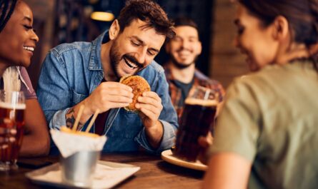 Flunch, l’un des géants historiques de la restauration à la française, continue sa descente aux enfers. Après avoir déjà fermé 49 établissements en 2021, la chaîne de restauration annonce la fermeture de 4 nouveaux sites…