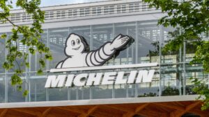 Faisant face à un ralentissement du marché automobile mondial, Michelin annonce des fermetures temporaires de plusieurs sites en France. La réduction de production, qui pourrait toucher jusqu’à cinq usines, s’accompagne de recours au chômage partiel…