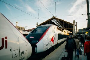 Du 4 au 10 novembre, la SNCF lance une vente flash exceptionnelle de 200.000 billets TGV à prix réduit. À partir de 29 euros, ces billets concernent des voyages en France et en Europe. Une…