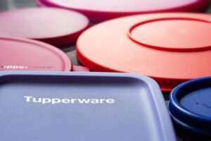 Le 22 octobre 2024, Tupperware Brands Corporation, emblématique fabricant de boîtes en plastique, a échappé à la liquidation grâce à un accord trouvé avec ses créanciers. Après des mois d'incertitude et de difficultés financières, la…