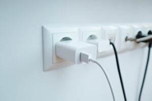 Dans un quotidien de plus en plus tourné vers l’économie d’énergie, chaque geste compte. Pourtant, qui n'a jamais laissé un chargeur branché sans téléphone ? Ce geste semble anodin, mais il cache des coûts cachés, tant…