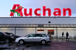 Auchan, distributeur historique du groupe Mulliez, prévoit un vaste plan de restructuration avec la suppression de 2.389 emplois en France, incluant la fermeture de plusieurs magasins. Un choix difficile pour l’enseigne, qui tente de s’adapter…