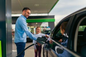 Comme le relaient nos confrères de Transport Média, le groupe automobile Stellantis a annoncé que toute sa gamme de voitures particulières et de véhicules utilitaires légers sera compatible avec le biocarburant HVO (Hydrotreated Vegetable Oil),…