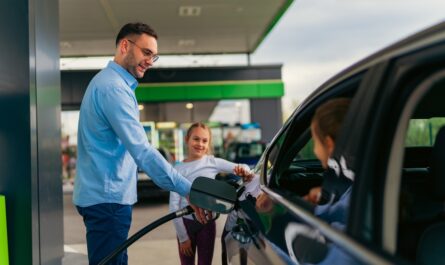 Comme le relaient nos confrères de Transport Média, le groupe automobile Stellantis a annoncé que toute sa gamme de voitures particulières et de véhicules utilitaires légers sera compatible avec le biocarburant HVO (Hydrotreated Vegetable Oil),…