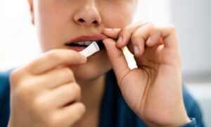 Dans les prochains jours, le gouvernement français décidera peut-être d’interdire les sachets de nicotine. Alors que l’usage de ces sachets sans tabac gagne en popularité, notamment auprès des fumeurs souhaitant se défaire de leur dépendance…