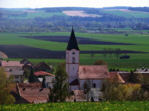 Dans un contexte où les petites villes et les villages dans les zones rurales peinent à conserver leur dynamisme, avec la fermeture des commerces et des lieux de rencontre, le sentiment de déclassement et le…