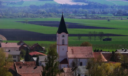 Dans un contexte où les petites villes et les villages dans les zones rurales peinent à conserver leur dynamisme, avec la fermeture des commerces et des lieux de rencontre, le sentiment de déclassement et le…